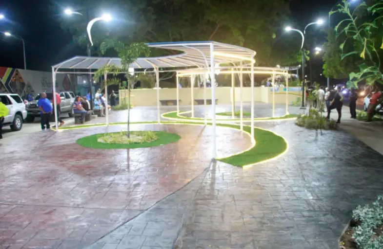 La noche de este miércoles primero de octubre la plaza Coral Falcón de Coro fue modernizada en honor al maestro Guiseppe Maiolino Conte.