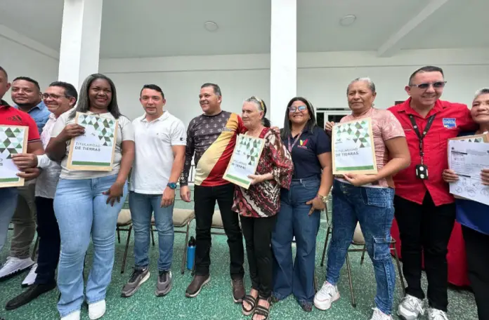 titulos-de-propiedad-coro El alcalde del municipio Miranda del estado Falcón, Henry Hernández, encabezó la entrega de 141 títulos de propiedad.