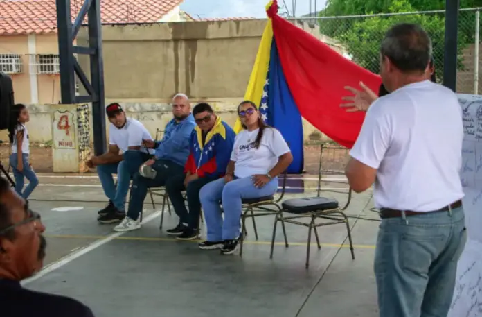 Este viernes representantes de la Universidad de las Comunas sostuvieron un encuentro con el circuito Carabobo 200 de Coro.