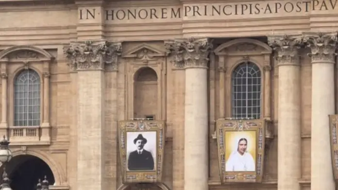 Exponen imágenes de José Gregorio y madre Carmen en la fachada de la Basílica de San Pedro