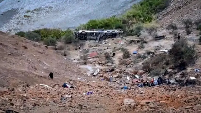 Treinta y siete muertos y más de 20 heridos deja aparatoso vuelco de autobús en Perú