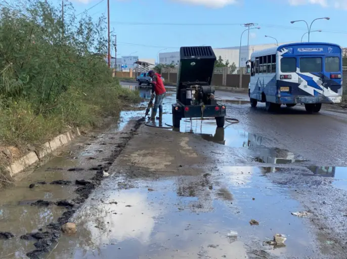 Desde este miércoles, una cuadrilla de Hidrofalcón trabaja en la entrada de la urbanización de Las Velitas para corregir bote de agua.