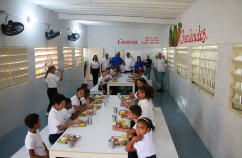 El gobernador de Falcón, Víctor Clark, entregó, totalmente rehabilitada, la Escuela Estadal “Rosa María Reyes”, en La Vela de Coro.