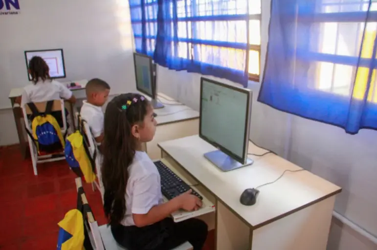 El gobernador de Falcón, Víctor Clark, entregó, totalmente rehabilitada, la Escuela Estadal “Rosa María Reyes”, en La Vela de Coro.