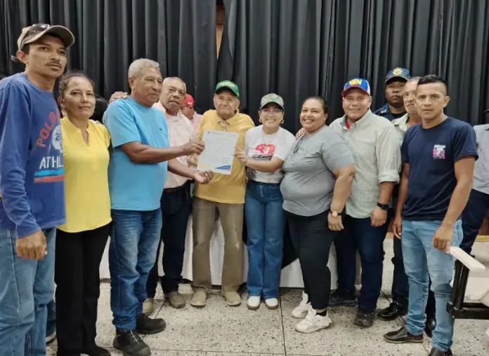 Los 93 concejos campesinos que se conformaron el pasado 6 de septiembre en el municipio Falcón, recibieron sus respectivas certificaciones.