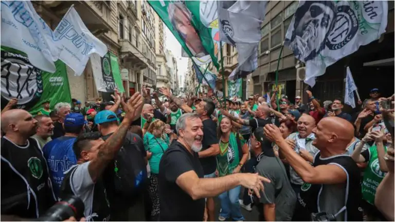 Trabajadores argentinos acataron el paro contra la reforma laboral de Milei