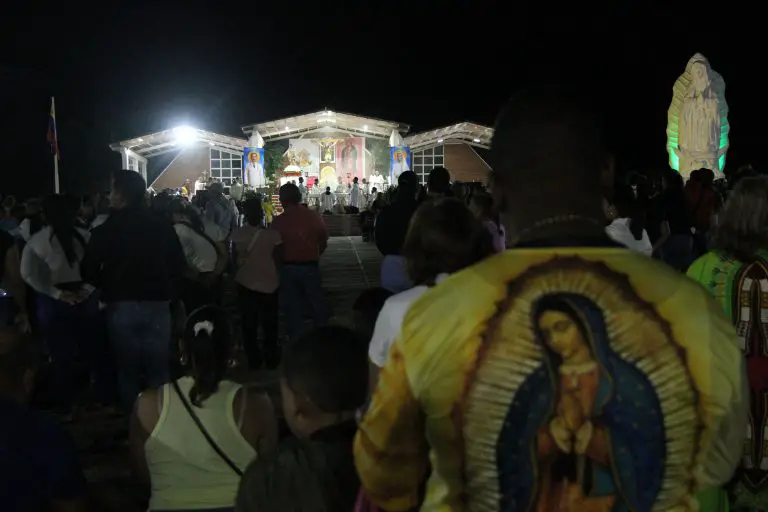 Este lunes 24 de noviembre, el Santuario Menor del Carrizal se llenó de devotos para presenciar la solemne baja de la Virgen de Guadalupe.