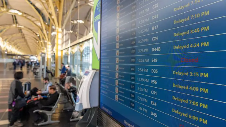 EE.UU. comenzará a cancelar vuelos por cierre gubernamental