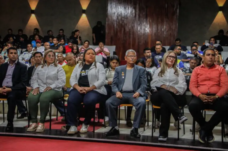 Reunidos en el auditorio María Mercedes Colina, el pueblo creyente y autoridades, se unieron al Encuentro Binacional de Oración por la paz.
