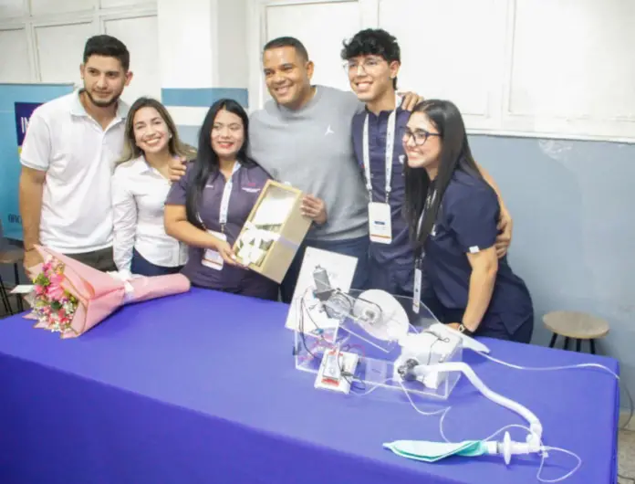 Con feria tecnológica y una jornada de salud y atención integral, estudiantes universitarios celebraron su Día Nacional.