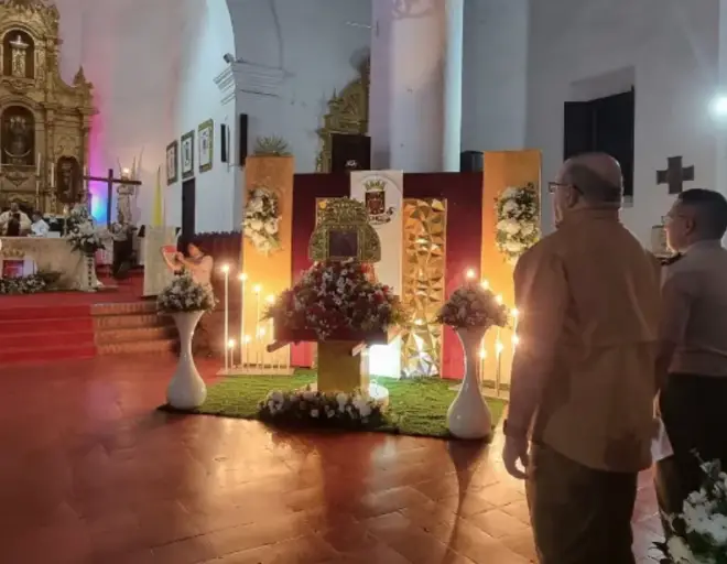 Con solemnidad y mucha devoción, los funcionarios de los cuerpos de seguridad protagonizaron el peregrinaje de la Virgen de la Chinita.