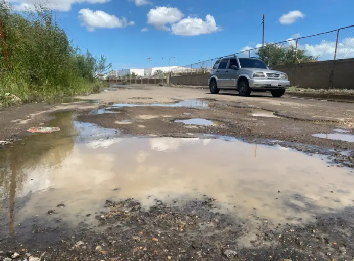 En la entrada principal de la urbanización Las Velitas, en el oeste de Coro, un bote de aguas blancas ha deteriorado la vía.