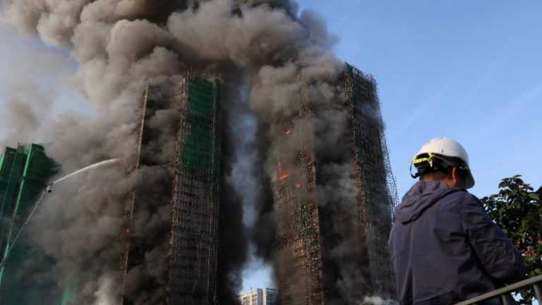 Incendio en edificio de Hong Kong deja al menos 4 muertos (EN FOTOS)