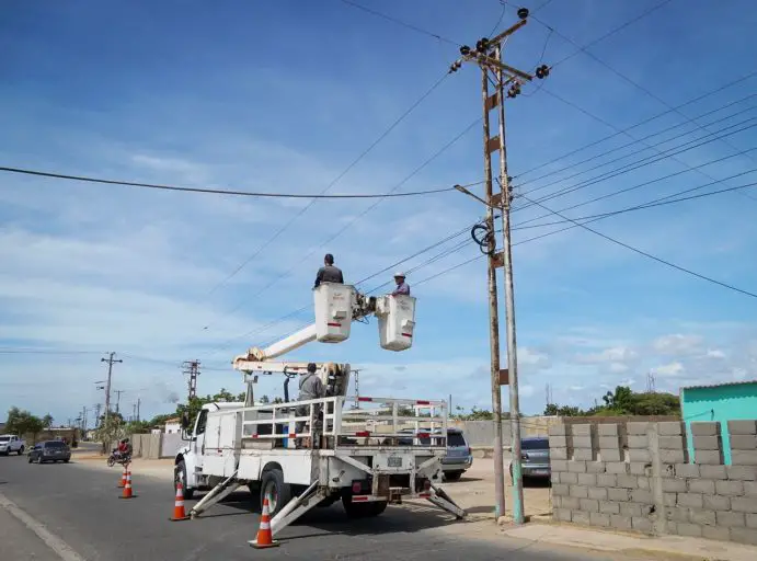 Carirubana | Concretan instalación de luminarias en el Bicentenario