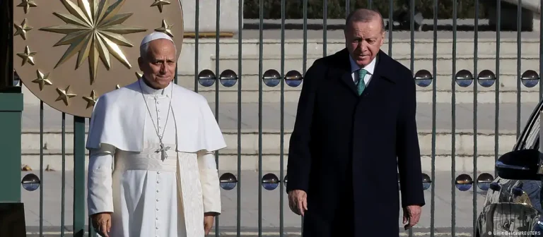 León XIV llega a Turquía en su primer viaje apostólico