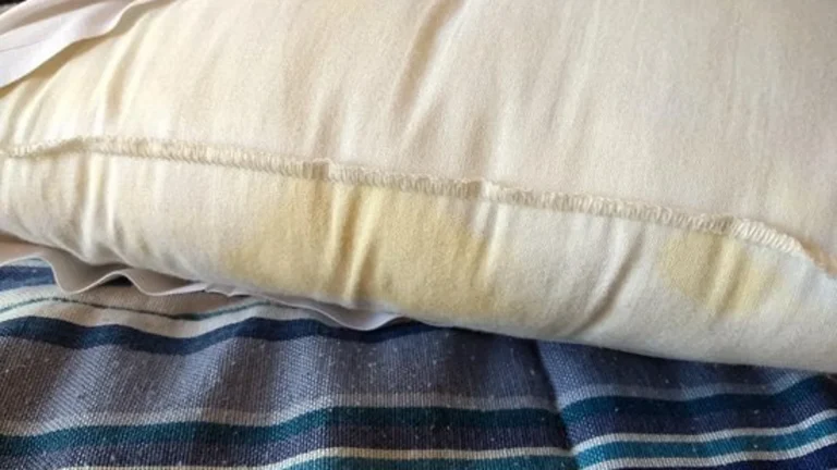 ¿Manchas amarillas en almohadas? Así las puedes quitar