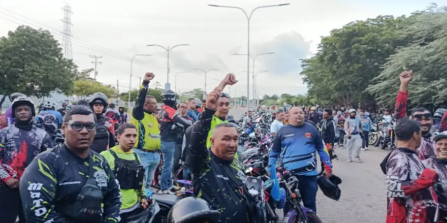 Mototaxista del municipio Miranda se alzaron y mediante una protesta pacífica exigieron el respeto a su derecho al trabajo.