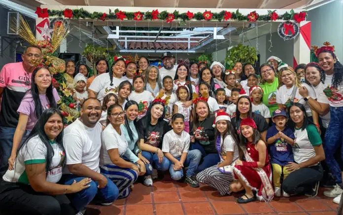 La sede Social Francisco de Miranda de la Alcaldía del Municipio Colina se ha iluminado para darle la bienvenida a la navidad.