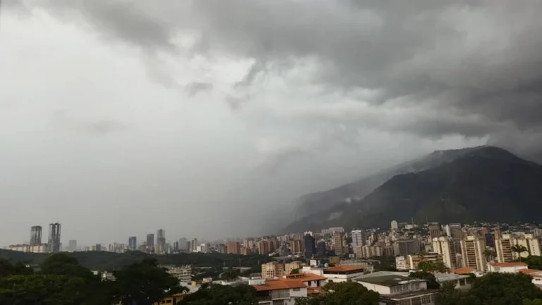 Así se desplaza la onda tropical 53 en Venezuela