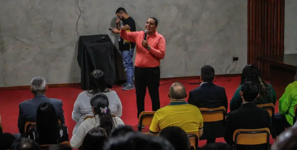 Reunidos en el auditorio María Mercedes Colina, el pueblo creyente y autoridades, se unieron al Encuentro Binacional de Oración por la paz.