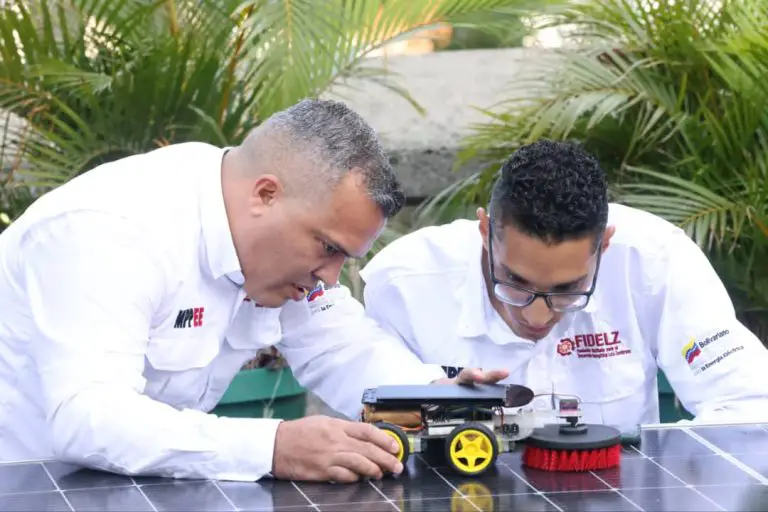 Venezolanos crean primer robot de limpieza para paneles solares