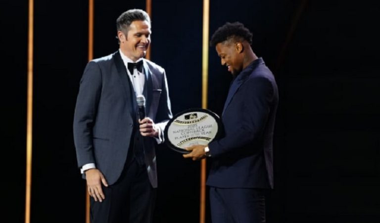 Ronald Acuña recibió su premio «Regreso del Año» en la MLB