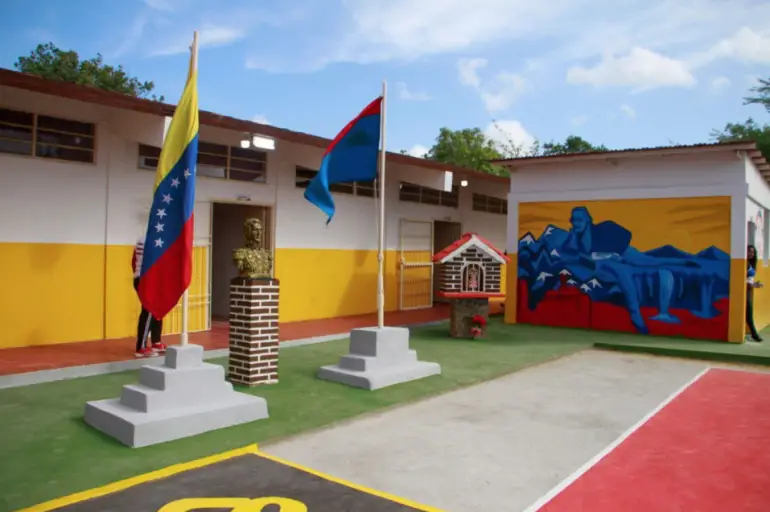 El gobernador de Falcón, Víctor Clark, entregó, totalmente rehabilitada, la Escuela Estadal “Rosa María Reyes”, en La Vela de Coro.