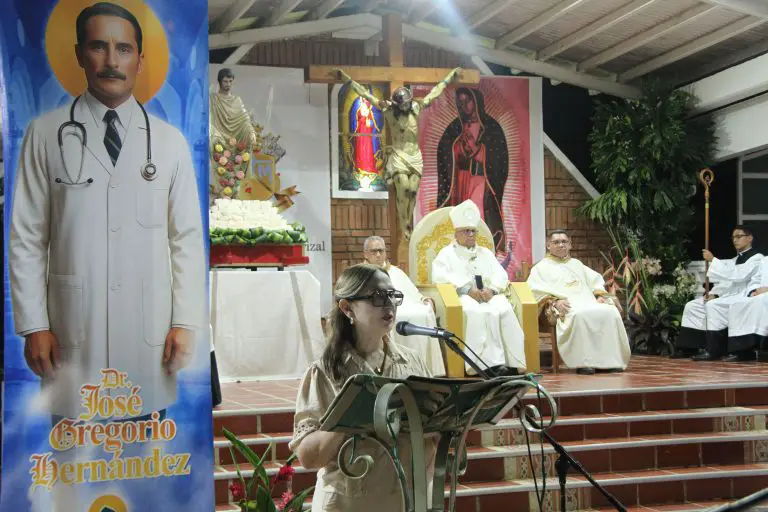 Este lunes 24 de noviembre, el Santuario Menor del Carrizal se llenó de devotos para presenciar la solemne baja de la Virgen de Guadalupe.