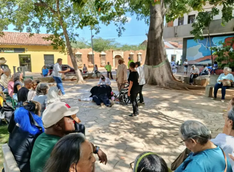 Falcón de suma a celebración del Día Nacional del Teatro con micros