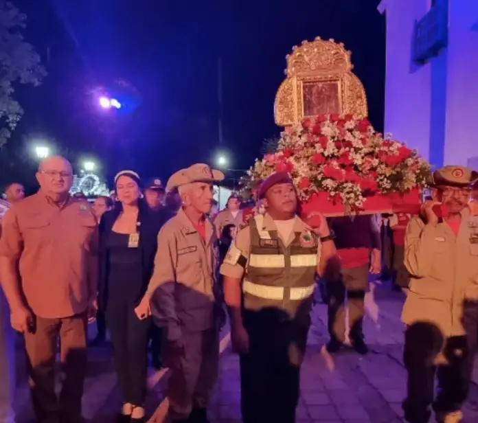 Con solemnidad y mucha devoción, los funcionarios de los cuerpos de seguridad protagonizaron el peregrinaje de la Virgen de la Chinita.