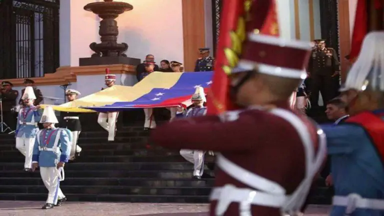 Autoridades honran al Libertador con ofrenda floral e izada de bandera