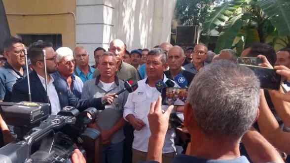 Transportistas exigen tarifas ancladas al dólar