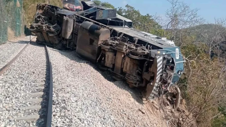 Trece muertos tras descarrilarse tren interoceánico en México