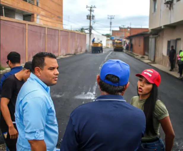 El gobernador Víctor Clark inspeccionó los avances del Plan Vial Nacional que ejecutan en las calles, avenidas y corredores de Tucacas.