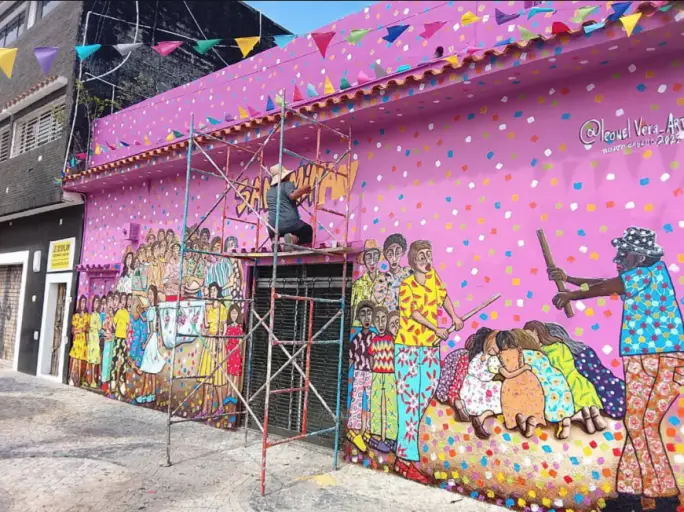 El estilo colorido del artista Leonel Vera quedó plasmado en la décimo novena edición del Festival Internacional de muralismo “Ciudad Mural”.