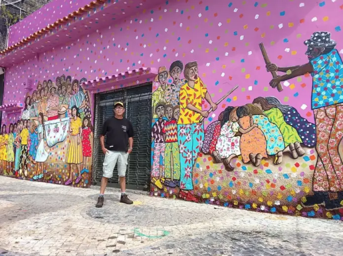 El estilo colorido del artista Leonel Vera quedó plasmado en la décimo novena edición del Festival Internacional de muralismo “Ciudad Mural”.