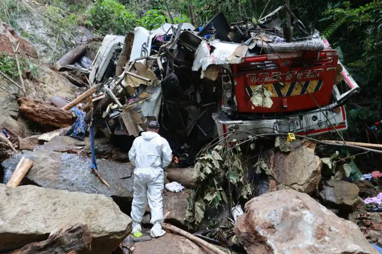 Un bus con estudiantes cayó a un abismo y deja al menos 16 muertos en Colombia
