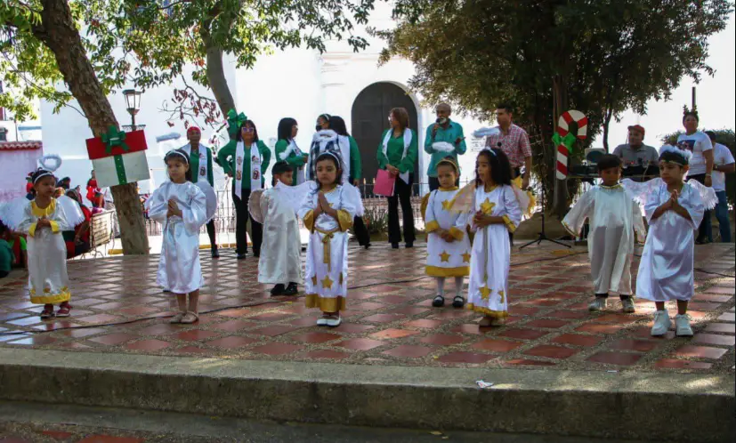 Desde la plaza Bolívar de Coro niños y niñas de los Centros de Educación Inicial del municipio Miranda arrancaron la navidad con un parrandón.