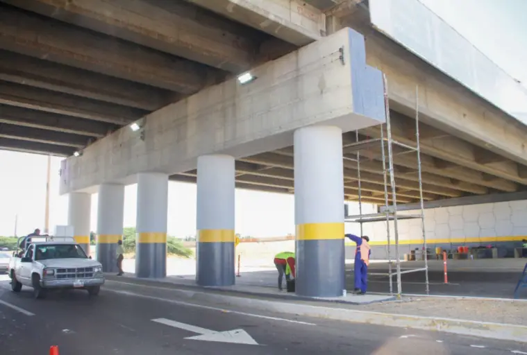 El gobernador Víctor Clark supervisó la colocación de las primeras 1.000 toneladas de asfalto en la intercomunal Alí Primera.