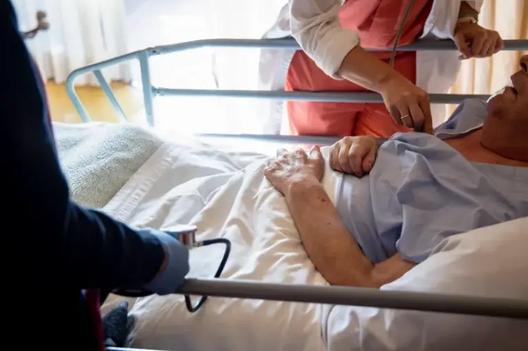 Enfermera infectó a más de 70 personas con hepatitis C y VIH en Rusia