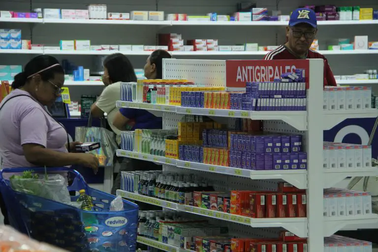 En un ambiente navideño, el grupo Redvital-Makro abrió su puerta en la ciudad de Coro este sábado 13 de diciembre.