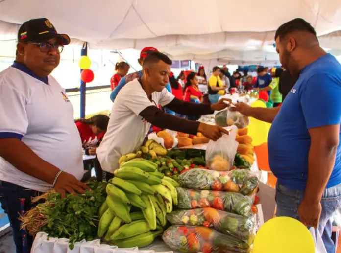 La comunidad de Pueblo Nuevo en el municipio Falcón, fueron beneficiados con la Feria del Campo Soberano a precios solidarios.