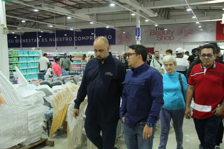 En un ambiente navideño, el grupo Redvital-Makro abrió su puerta en la ciudad de Coro este sábado 13 de diciembre.