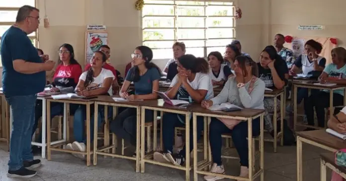 El Centro de Formación Socialista (CFS) Alí Primera del Inces llegó con formación técnica a la sede de la Misión Sucre, aldea Andrés Bello.