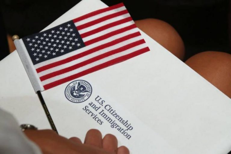 EE.UU. pausa trámites de ciudadanía y residencia a migrantes venezolanos