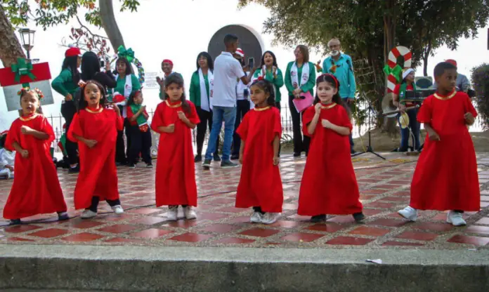 Desde la plaza Bolívar de Coro niños y niñas de los Centros de Educación Inicial del municipio Miranda arrancaron la navidad con un parrandón.