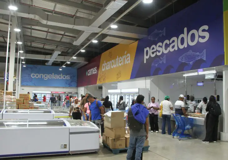 En un ambiente navideño, el grupo Redvital-Makro abrió su puerta en la ciudad de Coro este sábado 13 de diciembre.