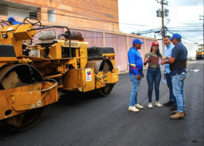 El gobernador Víctor Clark inspeccionó los avances del Plan Vial Nacional que ejecutan en las calles, avenidas y corredores de Tucacas.