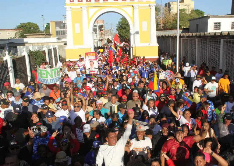 Con el espíritu del 23E Falcón sigue en la calle por la soberanía nacional