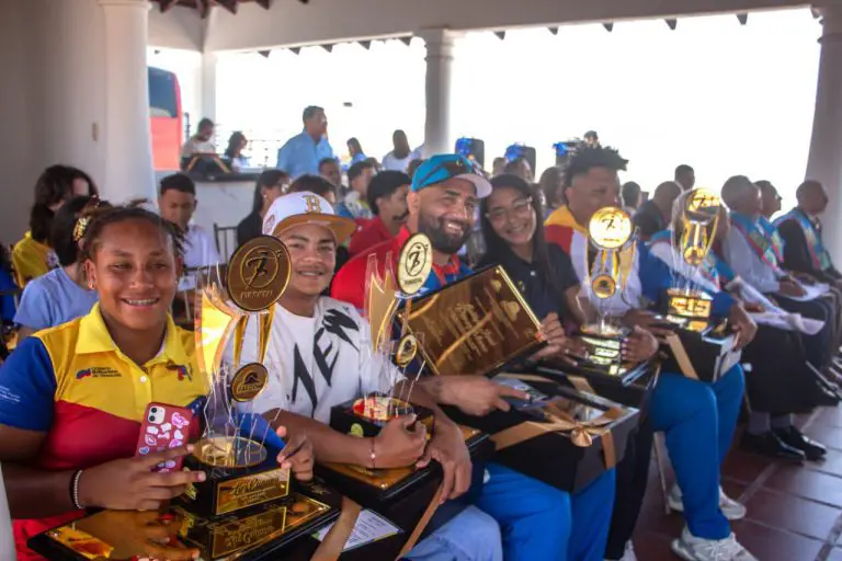 Atletas falconianos reciben reconocimientos por su desempeño en 2025